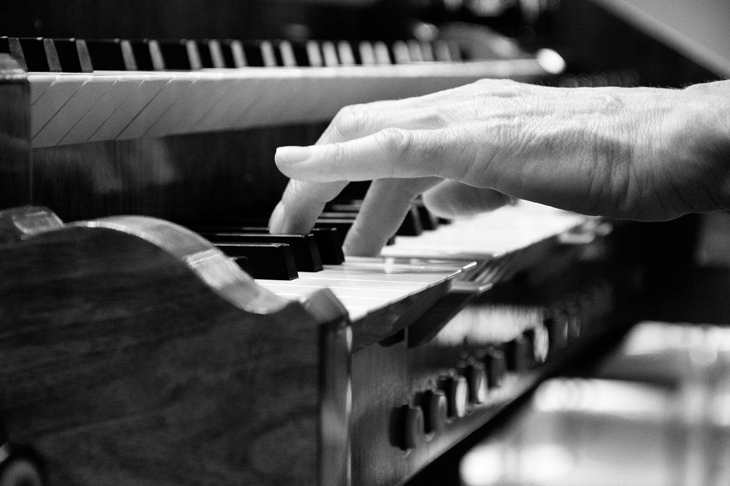 hand at the piano