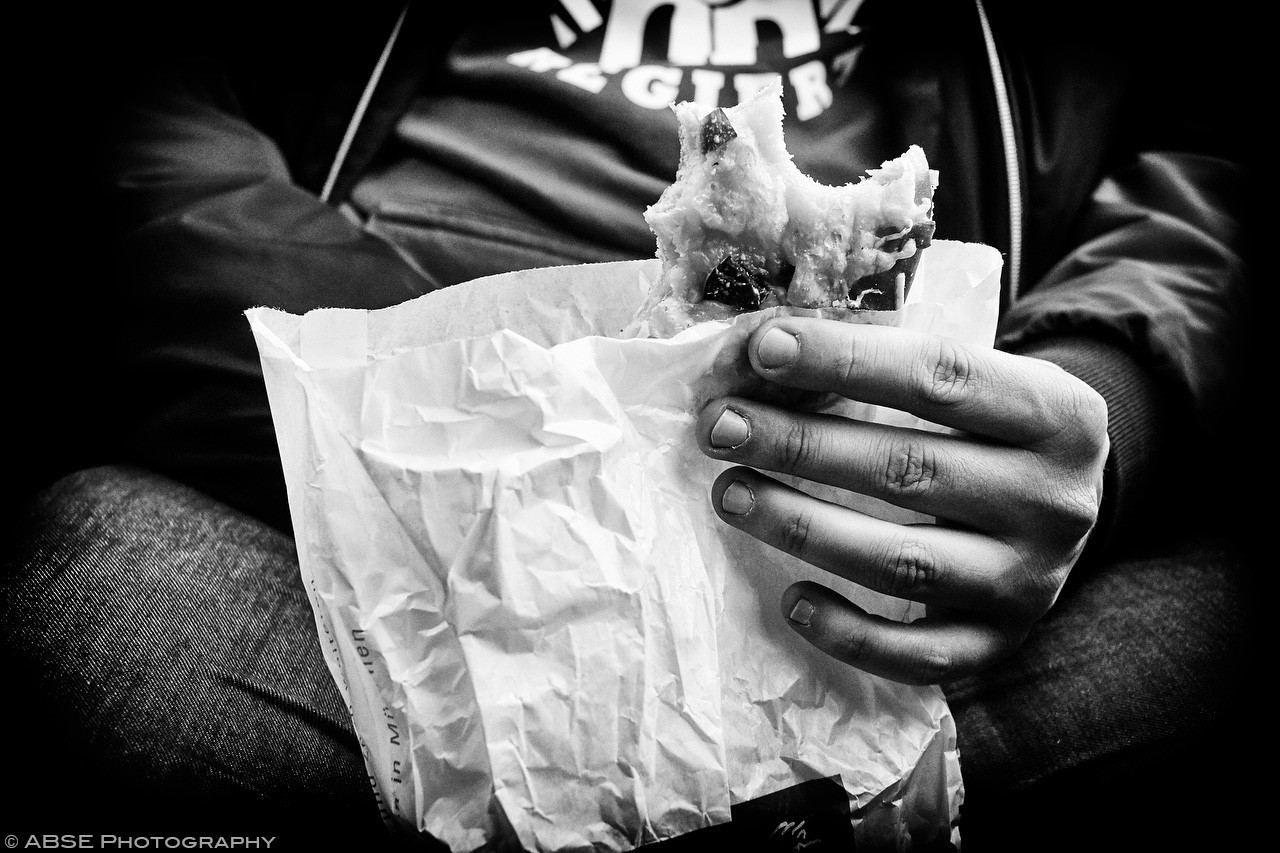 hands-serie-project-food-black-and-white-s-bahn-munich-germany-april-2017-001.jpg