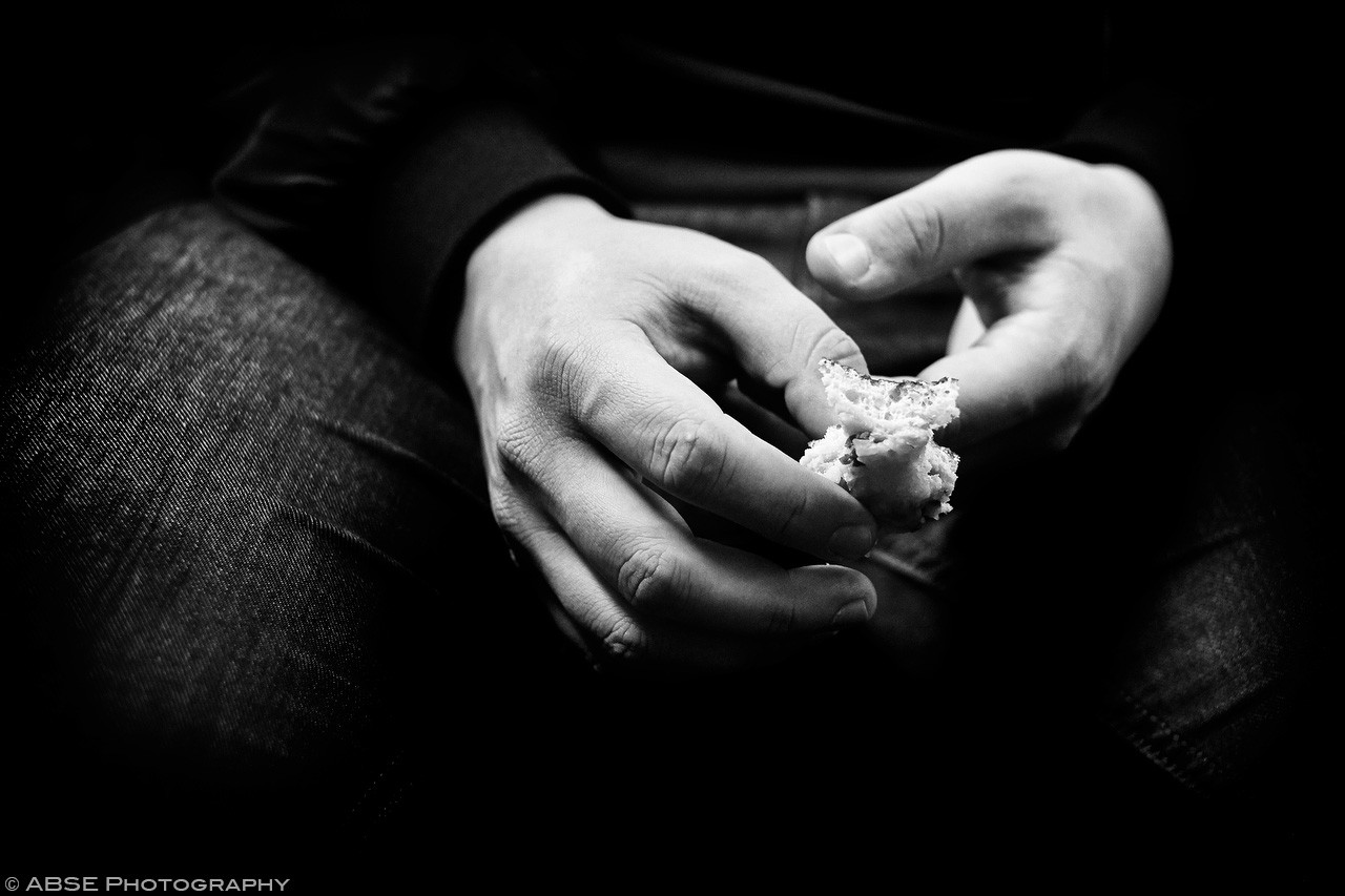 hands-serie-project-food-black-and-white-s-bahn-munich-germany-april-2017-002.jpg