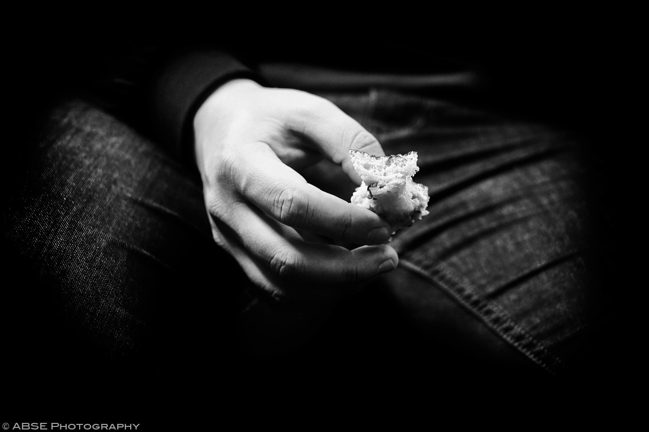 hands-serie-project-food-black-and-white-s-bahn-munich-germany-april-2017-003.jpg