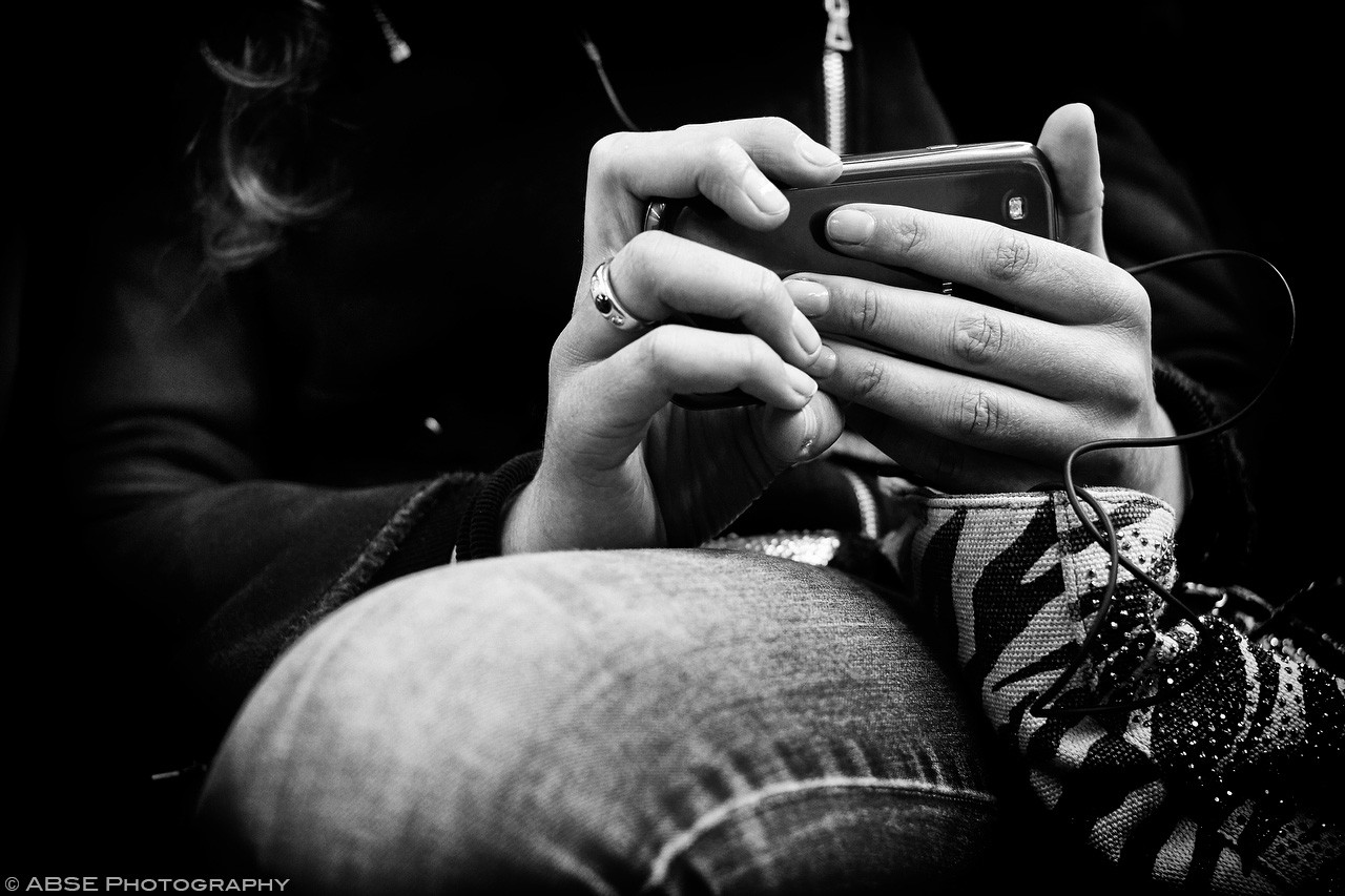 hands-serie-project-woman-black-and-white-s-bahn-munich-germany-april-2017.jpg