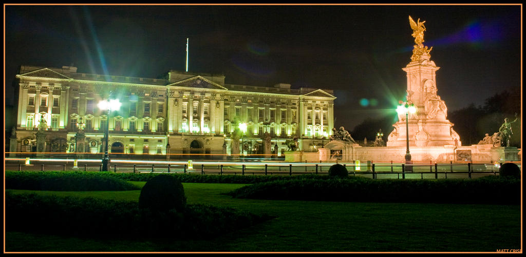 Buckingham_Palace_by_mdcrisp2000.jpg