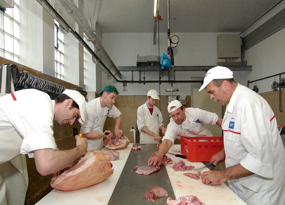 Mitarbeiterfoto_selbst_schlachtende_zerlegende_und_herstellende_Metzger_stellen_die_besseren_Produkte_her_Hier_das_Produktionsteam_der_Metzgerei_Giray_im_Allgaeu.jpg