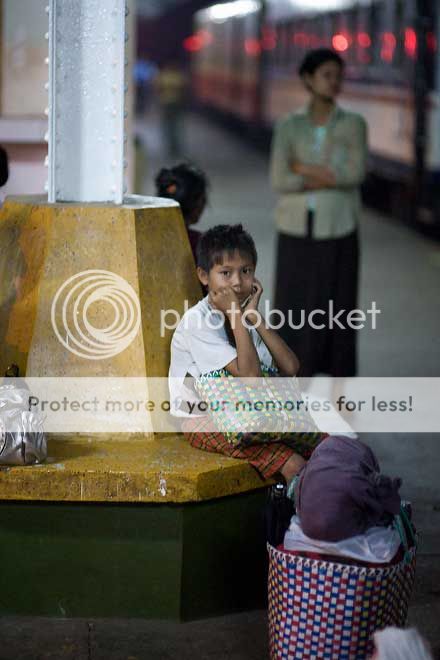 boywaitingYangonstation_07975510605.jpg