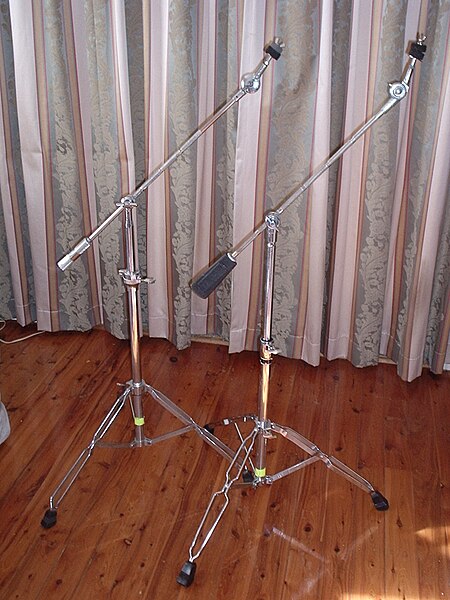 450px-Cymbal_stands_counterweighted.JPG