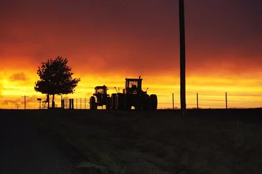 $putnam_tractors_by_samspade1941-d4c9bjn.webp