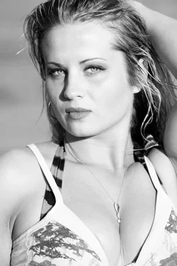 $_D3X9261_Spotted_25%_GRAD_BW.webp