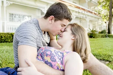 $Aric_Leah_Grass_02_Portfolio.webp