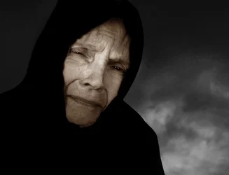 CAT 5066 CD207 ELDERLY WOMAN.webp