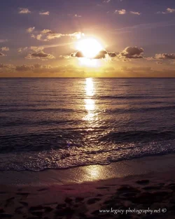 $Sunrise over ocean - better color balance.webp