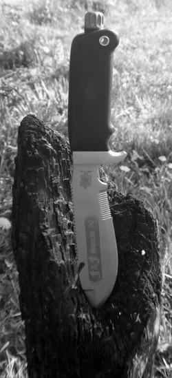 $survival knife 5 b&w.webp