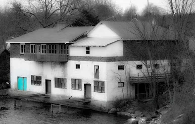 $b&wboathouse.webp