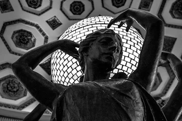 $B+W Statue.webp