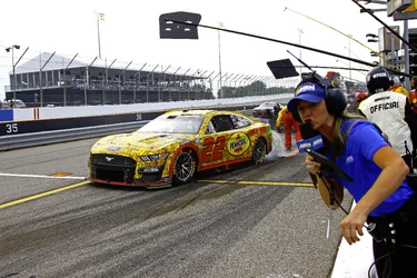 2023 WWTR Race 22 pit stop 393.webp