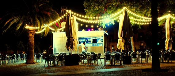 BCN quiosco noche.webp