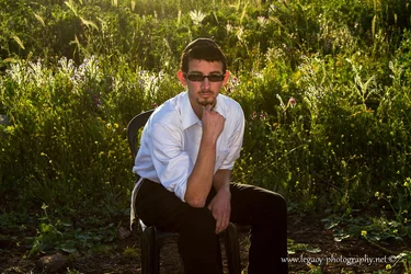 $Yisroel in a field - serious - 2.webp