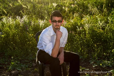$Yisroel in a field - serious - 2 - SOC.webp