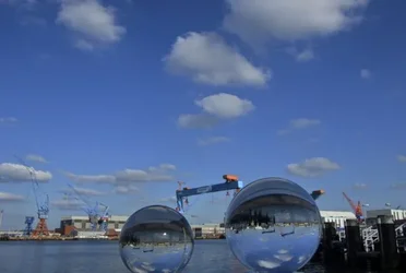 $Hafen doppelter Blick auf Werft.webp
