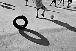 $tn-001_looking_the_ground_or_2008_02_0134.webp