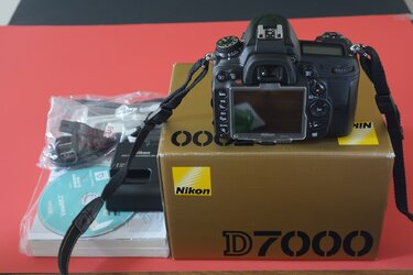 $Nikon D7000 back.jpg