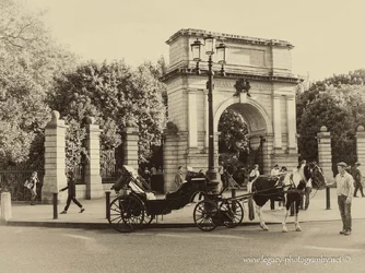 $Horse and carriage in front of Arch in Dublin - Sepia.webp