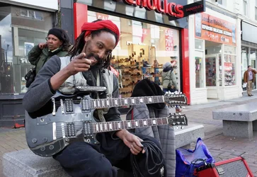 $Musician_with_double_deck_w.webp $Musician_with_double_deck_w.webp