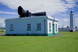 $260px-Nash_Point_Lighthouse_-_geograph.org.uk_-_58926.jpg