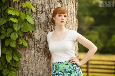 $portrait-tree-red-hair-girl.webp