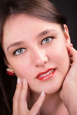 $Alina Face 01 Web - Version 2.webp