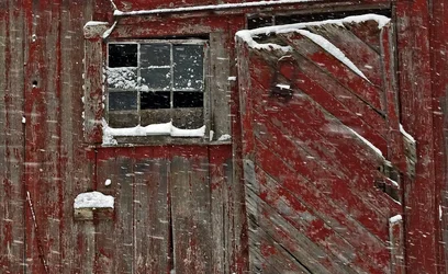 barnsnow.webp