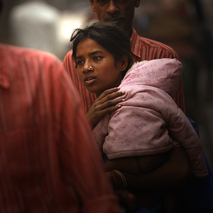 Girl begging in Delhi - by Kristian Bertel