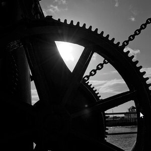 Old_quayside_crane_closer_1_