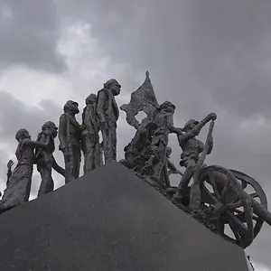 statue1