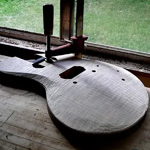 3267-guitarcarve1