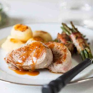 Pork medallions with potatoes and beans