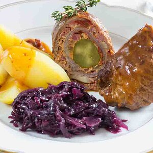 Roulade of beef with potatoes and red cabbage
