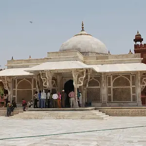 another pic of  Sikri Dargah