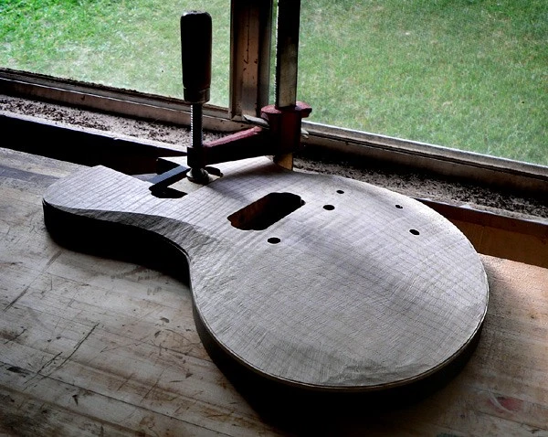 3267-guitarcarve1
