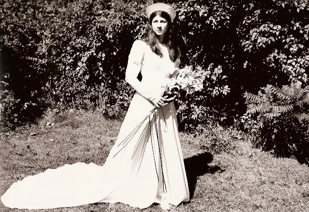 b&w  bride