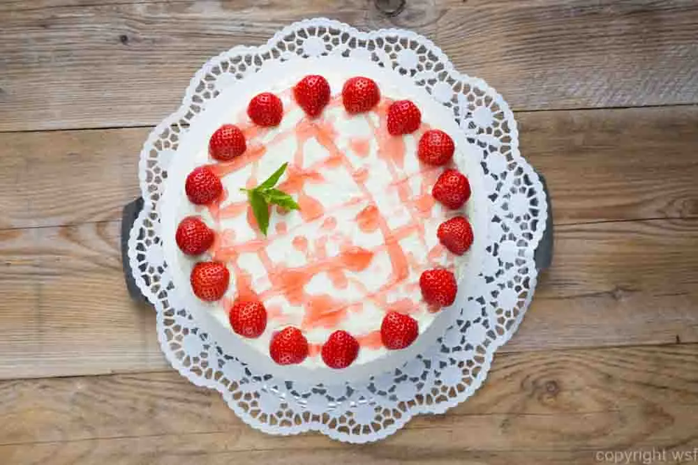 Cake Strawberry cream cheese on rustic wood