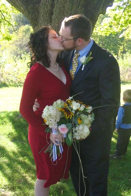 couple kiss