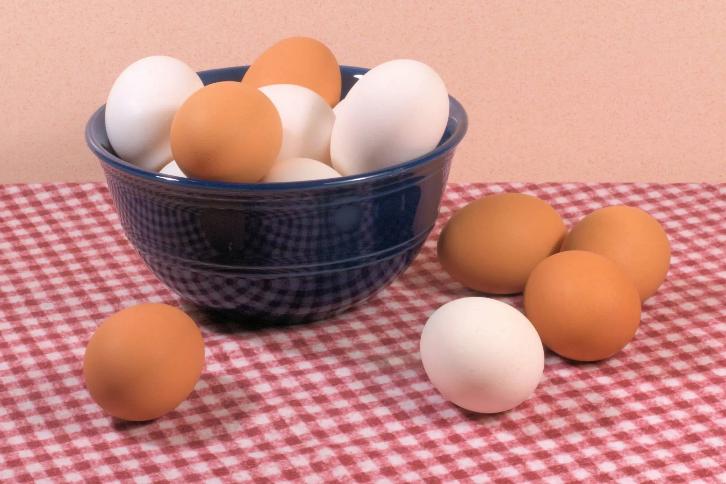 Eggs_in_a_bowl_II