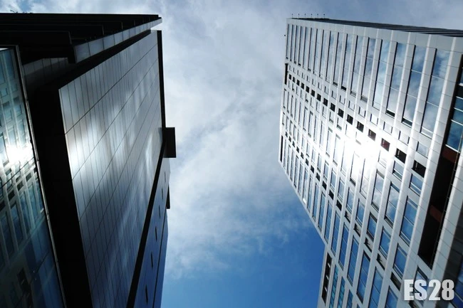 ES28] between the buildings