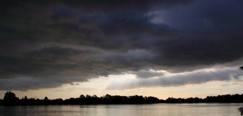 jul11photo31_-_Clouds_over_the_lake3