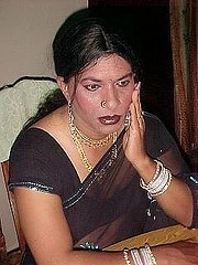 MEN_IN_SARI_11