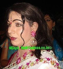 MEN_IN_SARI_14
