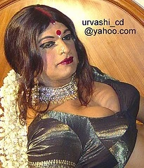 MEN_IN_SARI_15