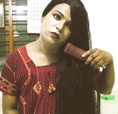 MEN_IN_SARI_7