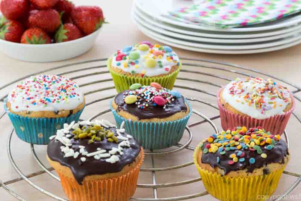 Muffins on wooden and cooling grid