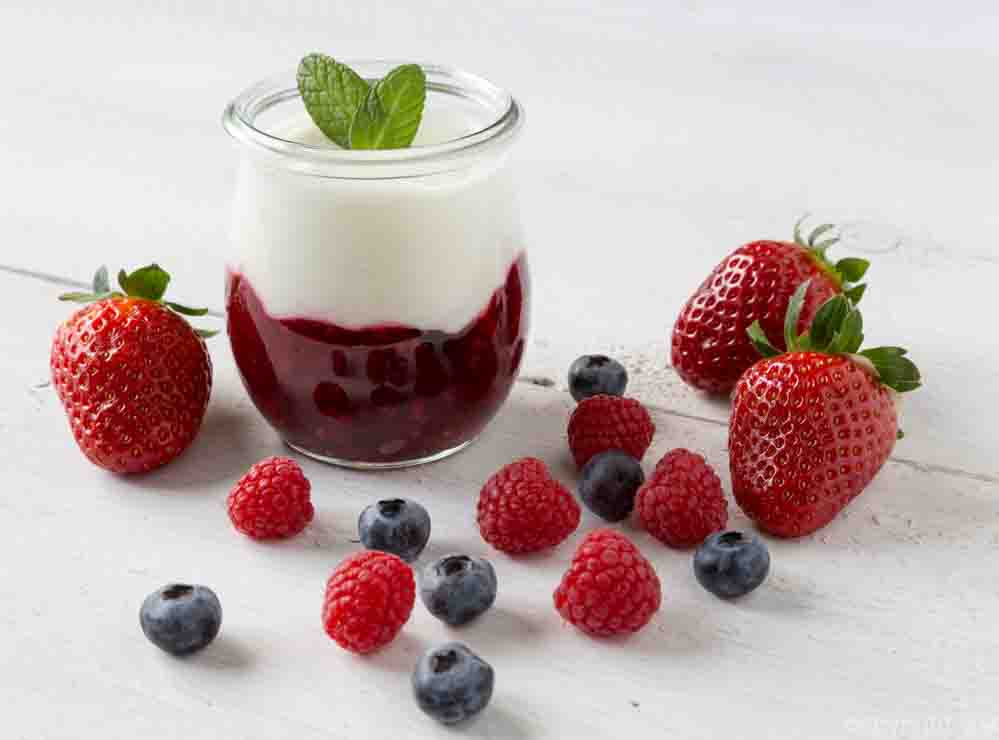 Red fruit compote with mint leaves and fruit